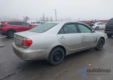 2005 Toyota Camry Le z USA, uszkodzony, nr VIN 4T1BE32K75U956775